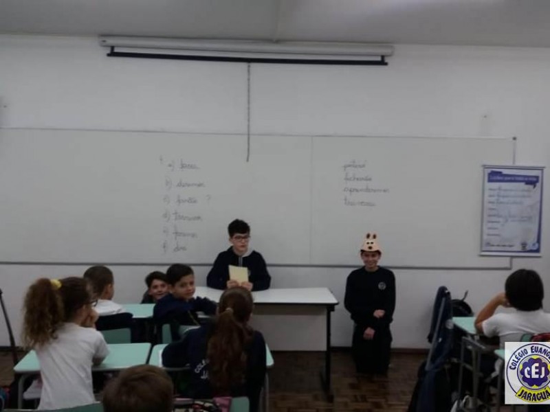 7ºs anos contam histórias para alunos do fundamental I